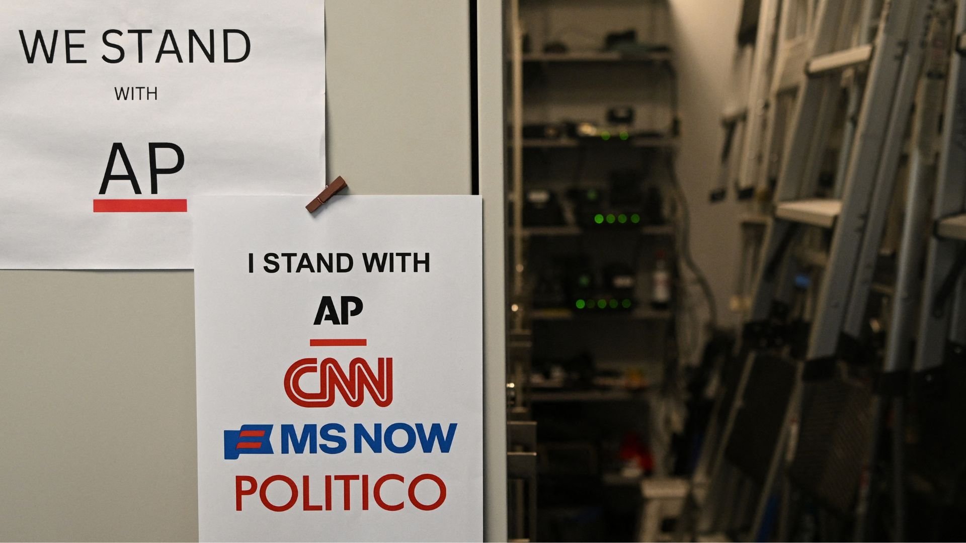 Video thumbnail for US TV networks boycott Trump over White House media ban