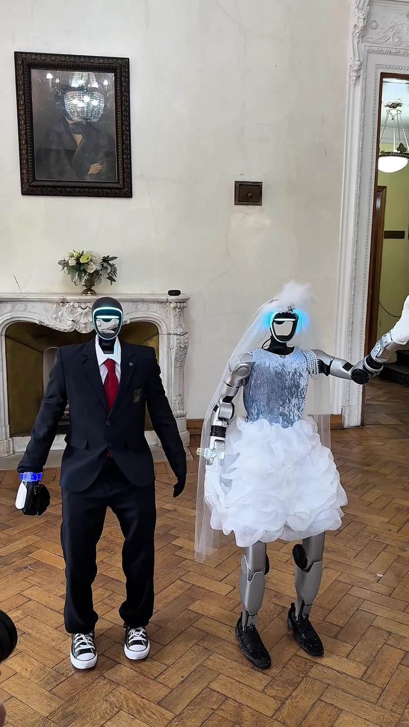 Video thumbnail for Humanoid Robots Celebrate Futuristic Wedding in Moscow