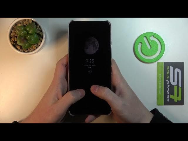 Video thumbnail for ZTE Axon 30  Hand Size Comparison