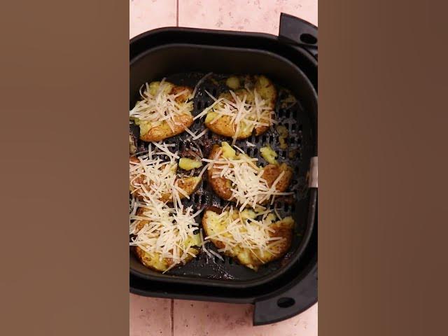 Video thumbnail for Crispy, cheesy, smashed potatoes - air fryer or oven! #potato #easyrecipe #airfryerrecipe #food