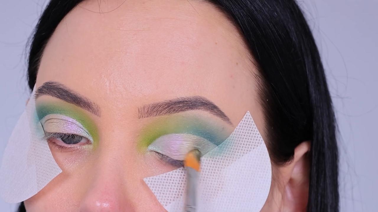 Video thumbnail for Green And Blue Cut Crease Eye Makeup Tutorial | Avatar X Nyx Palette