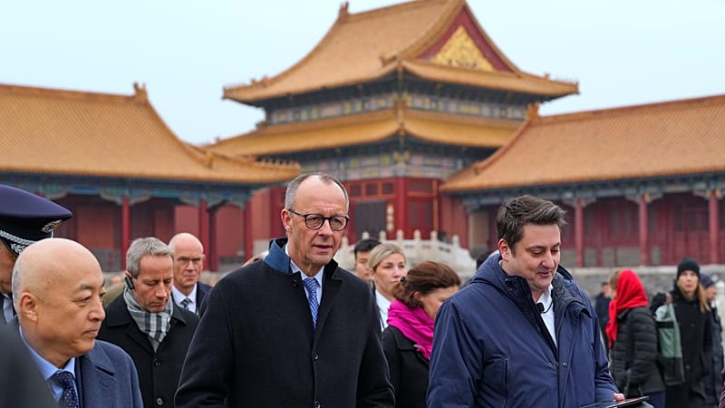Video thumbnail for Merz tours Forbidden City during key China trade discussions