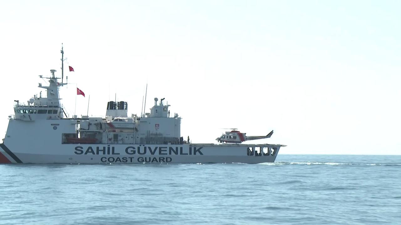 Video thumbnail for Türkiye: Rescue efforts continue after commercial ships collide off Istanbul.