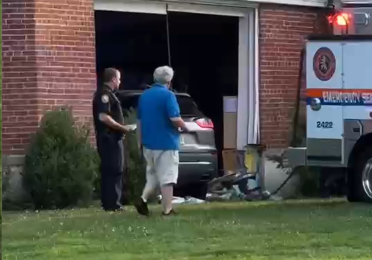 Video thumbnail for Car crashes into elementary school in East Williston