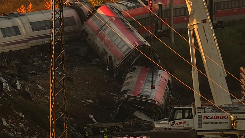 Video thumbnail for Spain: cranes clear twisted train wreckage as rescuers work through the night