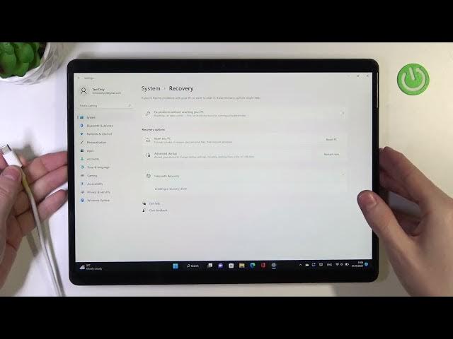 Video thumbnail for Microsoft Surface Pro X - How To Charge