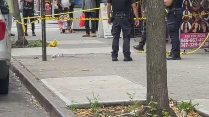Video thumbnail for Exclusive: Video shows man stabbed multiple times in Morrisania; two people on the run