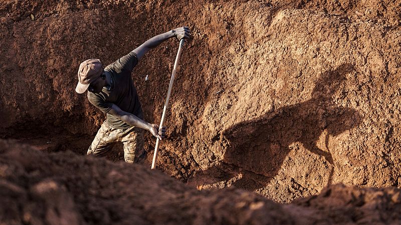 'Video thumbnail for Small-scale gold miners in Senegal use mercury despite health risks'