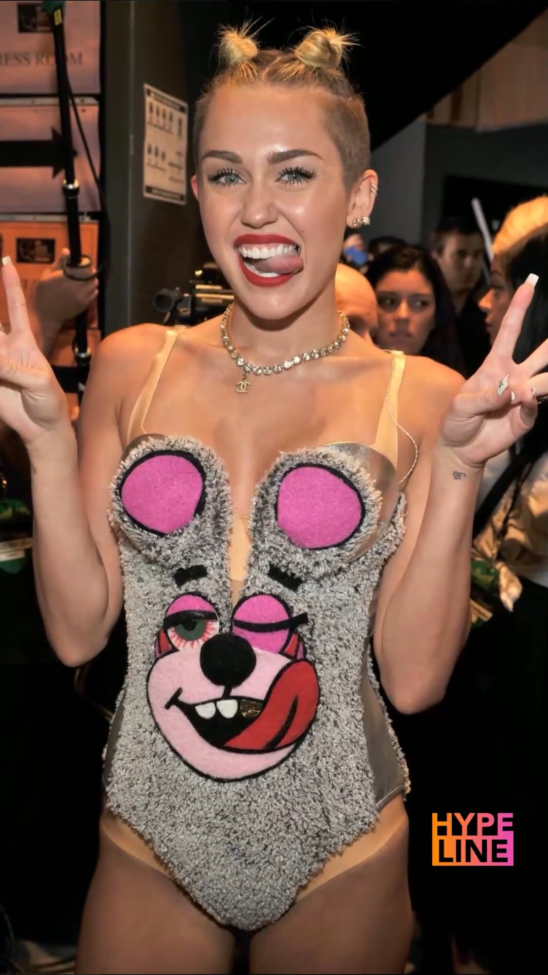 Video thumbnail for Crazy MTV VMAs Moments That Went Viral