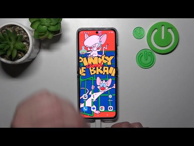 Video thumbnail for How to Connect Wired Headphones to a MOTOROLA Razr 40 Ultra