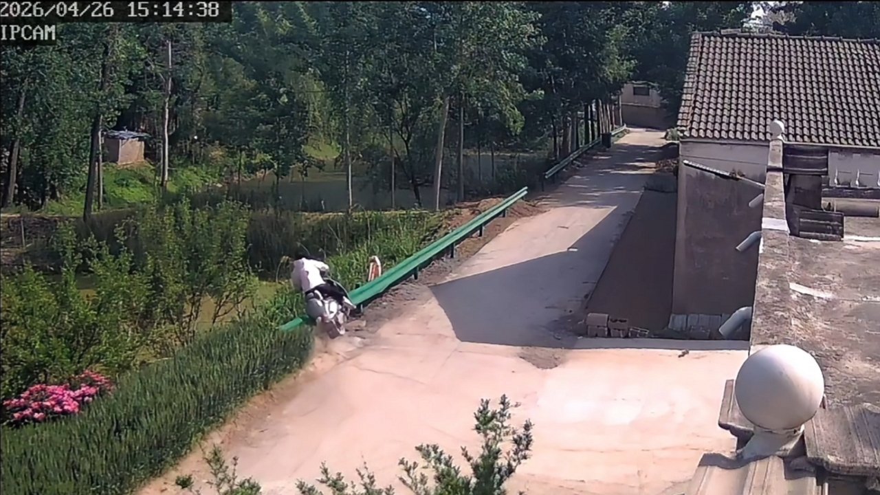 Video thumbnail for E-Scooter Crash Sends Kids Tumbling in Anhui