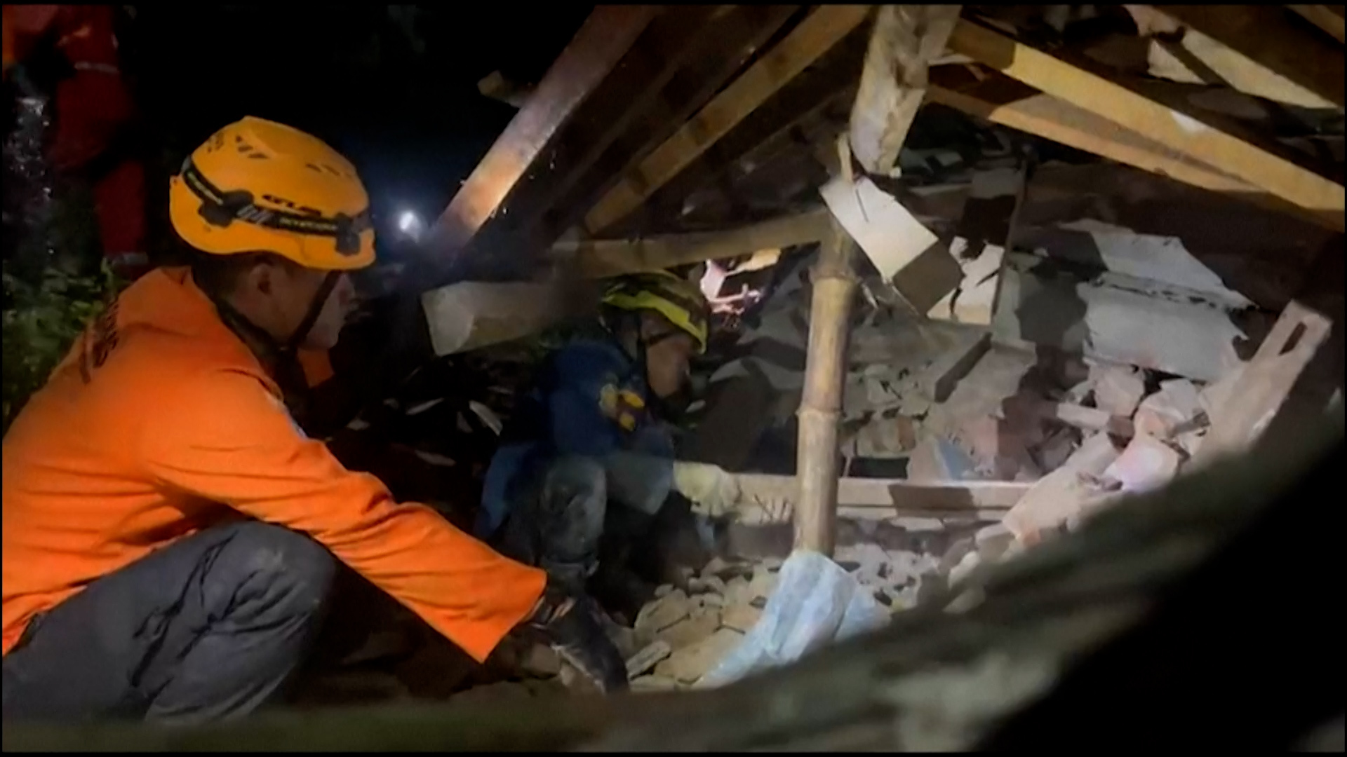 Video thumbnail for Rescue teams search at scene of Indonesia landslide