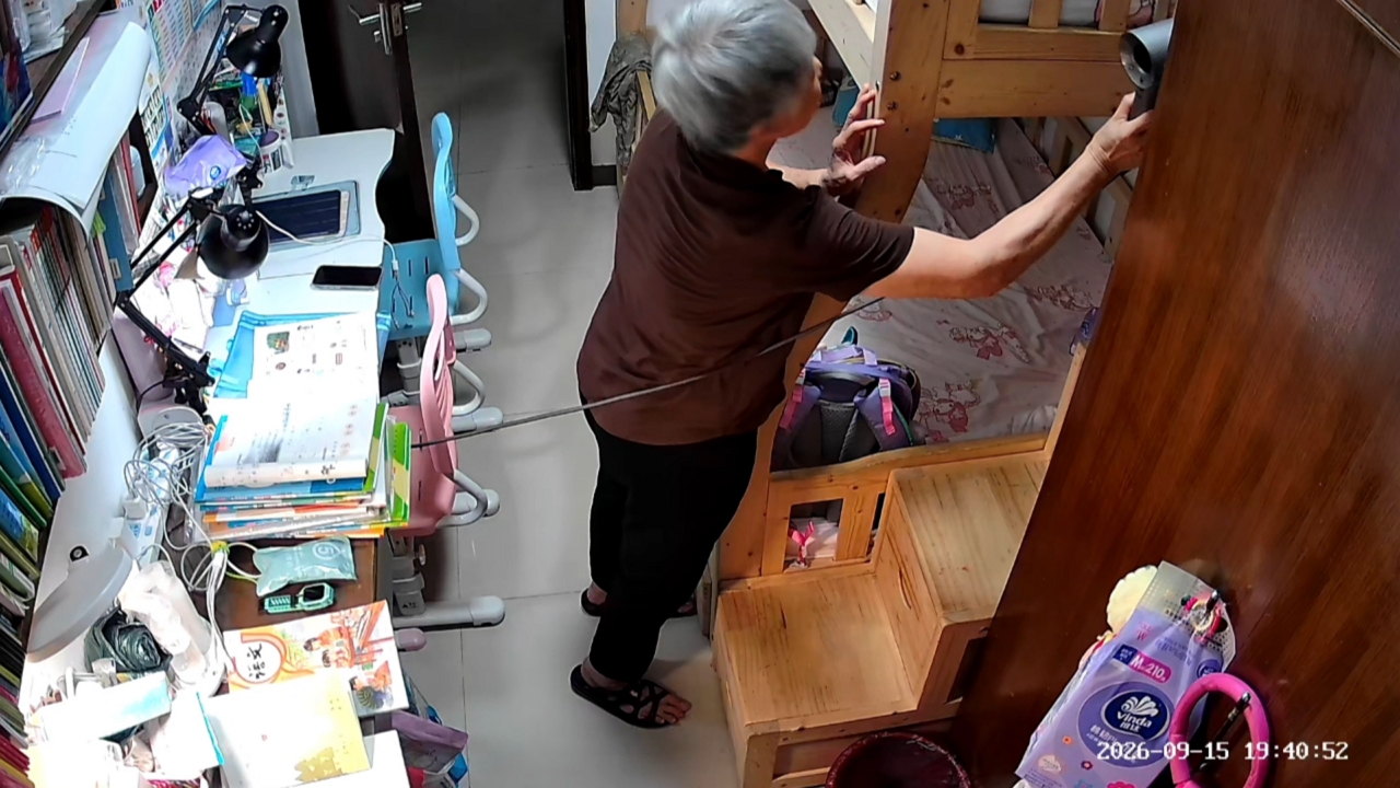 Video thumbnail for Child Falls from Bunk Bed While Avoiding Grandparents' Blower in Guangdong