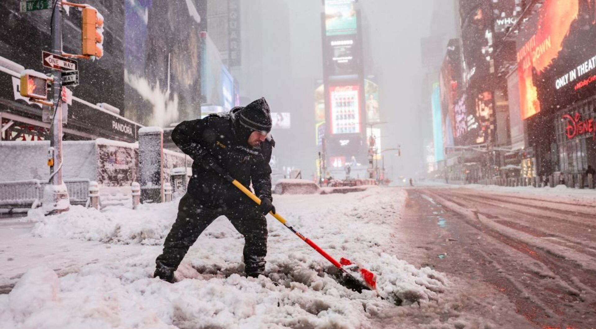 Video thumbnail for US northeast digs out after historic snowstorm that disrupted flights and schools, more snow looms