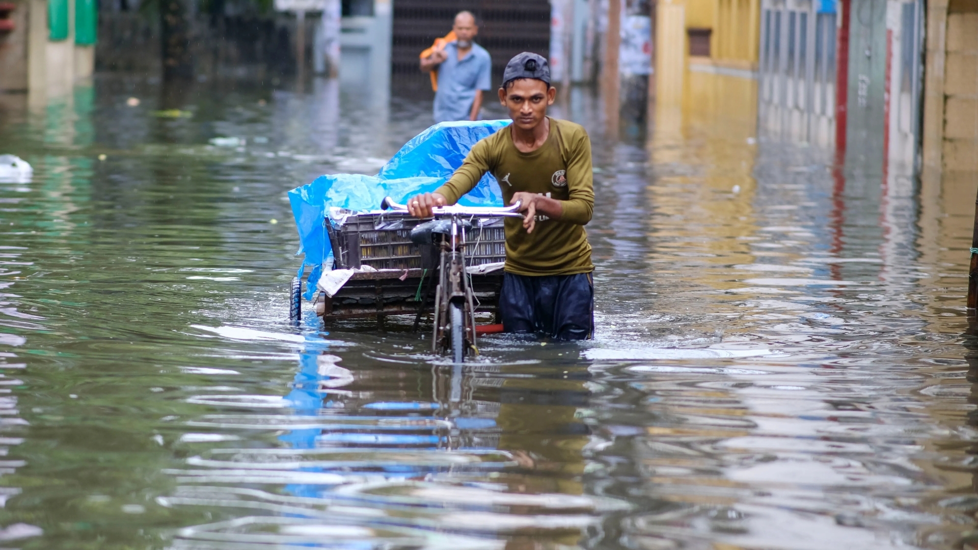 Video thumbnail for Bangladesh climate response: River communities adapt to rising waters