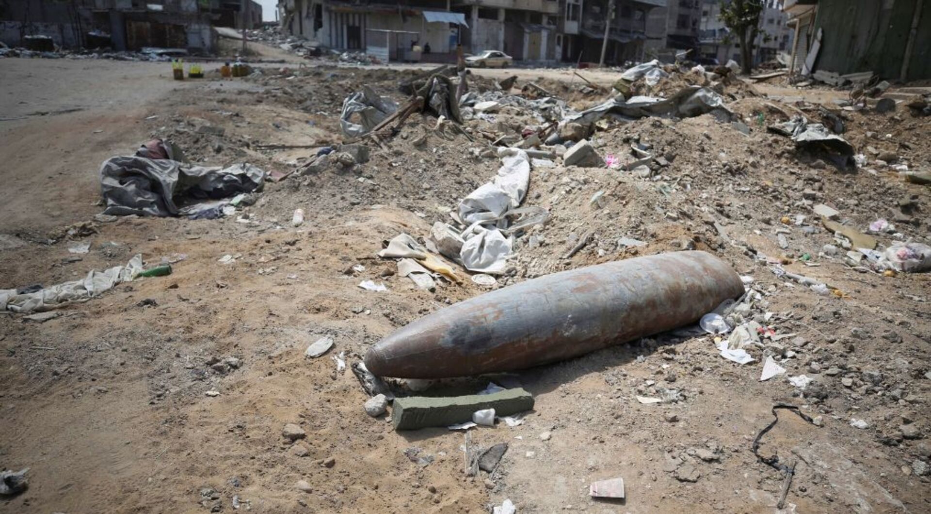'Video thumbnail for Unexploded Israeli bombs in Gaza endanger returning families and children'
