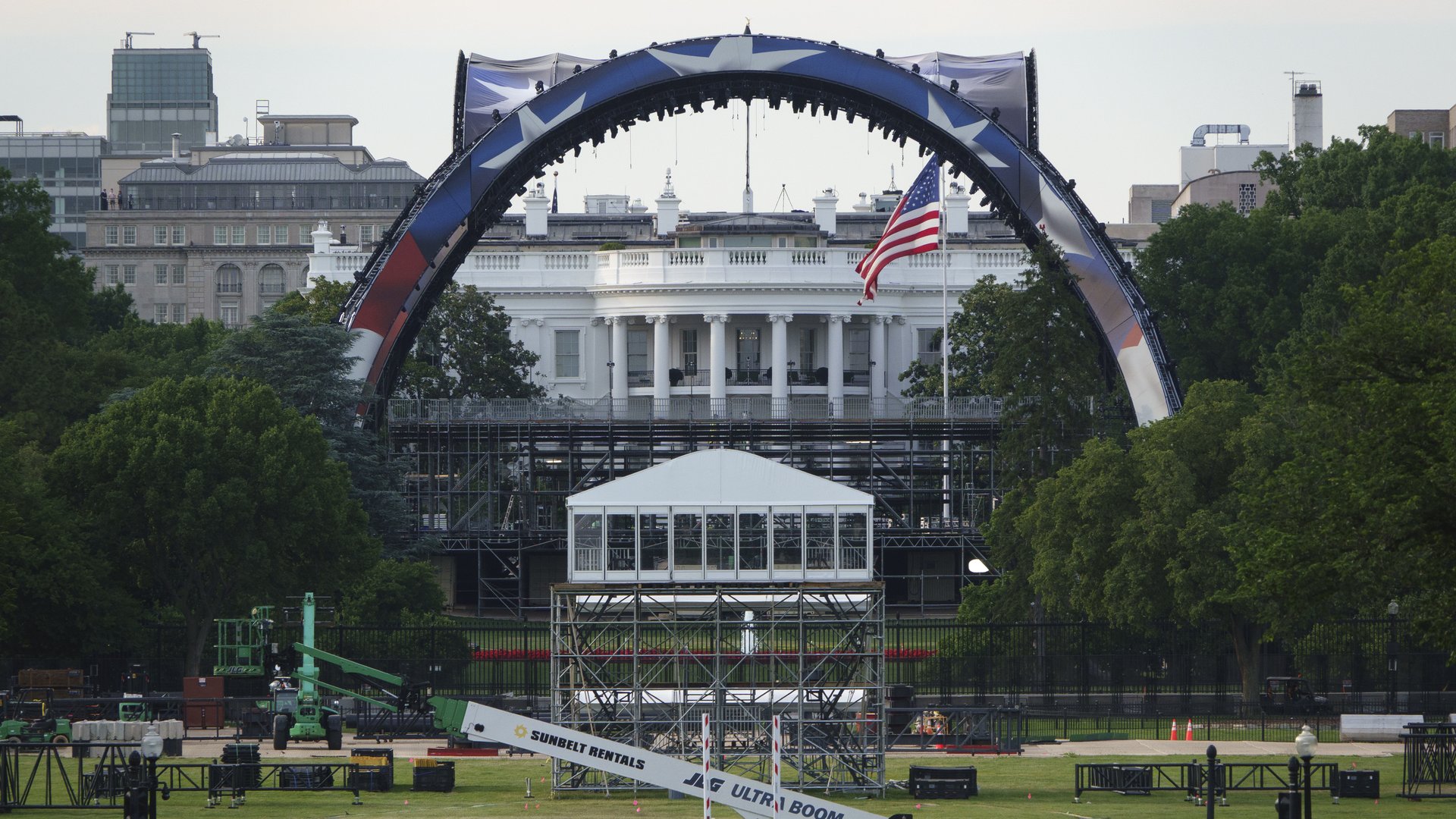 Video thumbnail for A UFC fight is rising on the White House lawn. A lawsuit wants it shut down