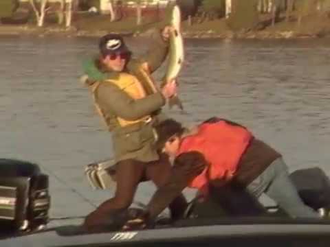 Video thumbnail for Houseboat Trolling for Muskie | Fish'n Canada