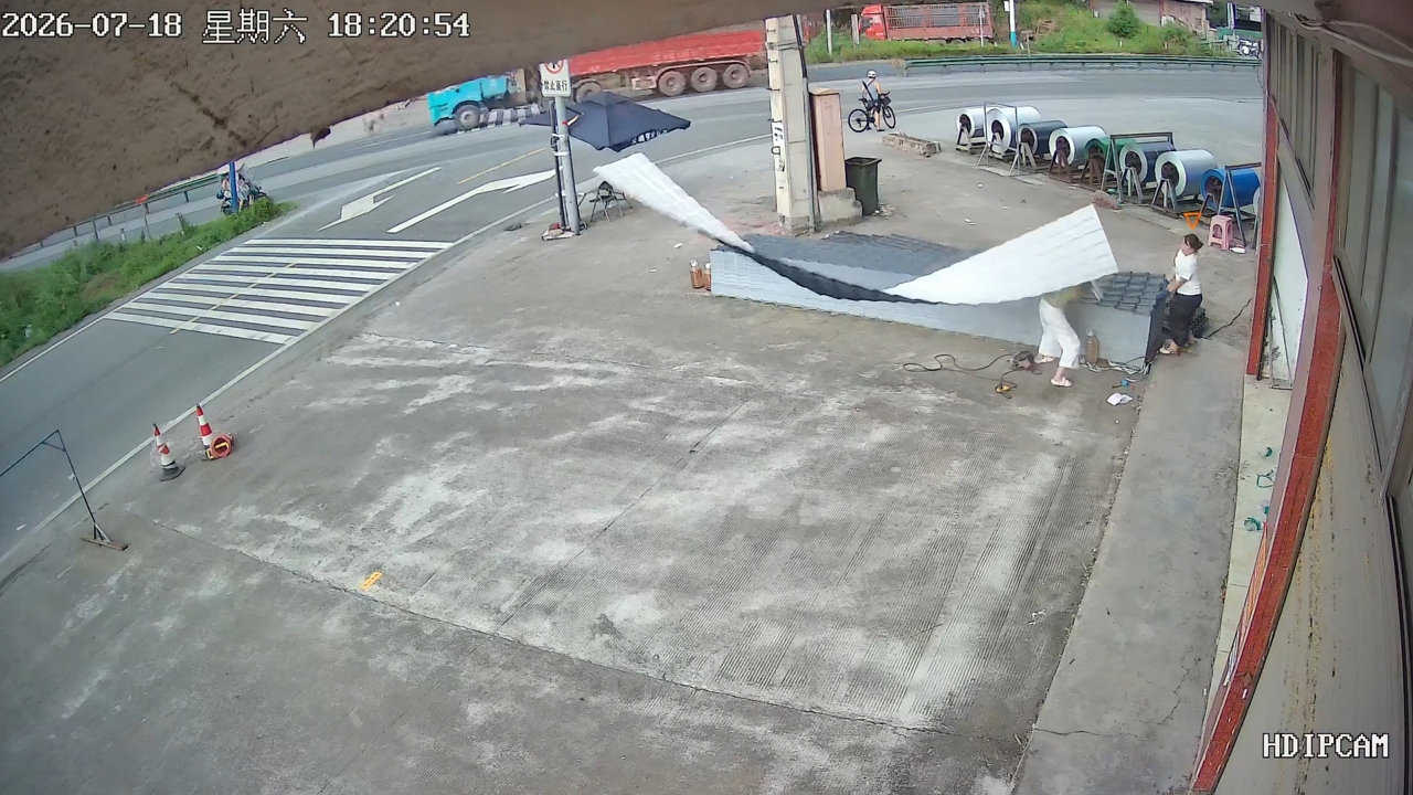 Video thumbnail for Powerful Wind Sends Steel Sheet Flying in Sichuan
