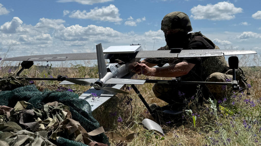 Video thumbnail for Zelensky warns airlines Russian skies not safe due to Ukraine drones