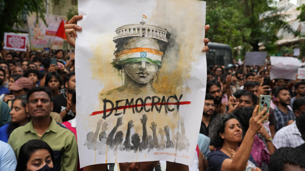 Video thumbnail for India's Cockroach party leads thousands of youth in protest to parliament