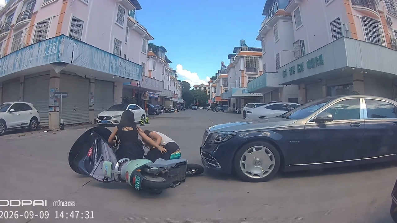 Video thumbnail for E-bike and Car Collide at Yunnan Intersection