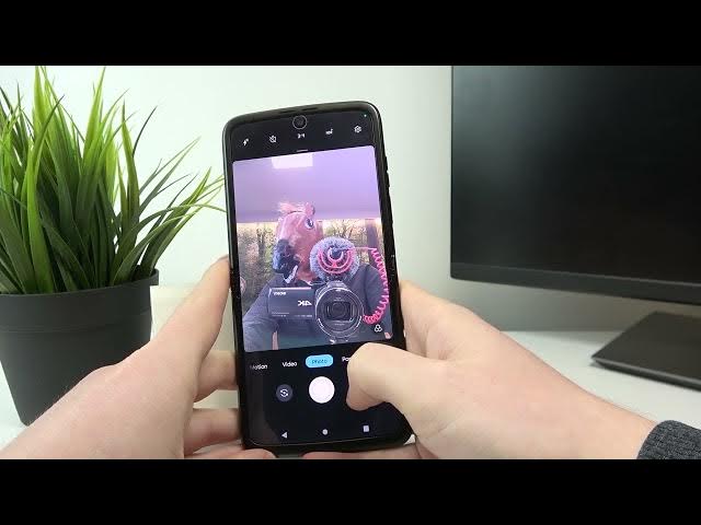 Video thumbnail for Motorola RAZR 2022 - How To Selfie