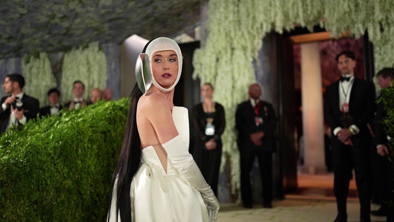 Video thumbnail for UNCAPTIONED: Katy Perry and Justin Trudeau make red carpet debut at Tribeca.