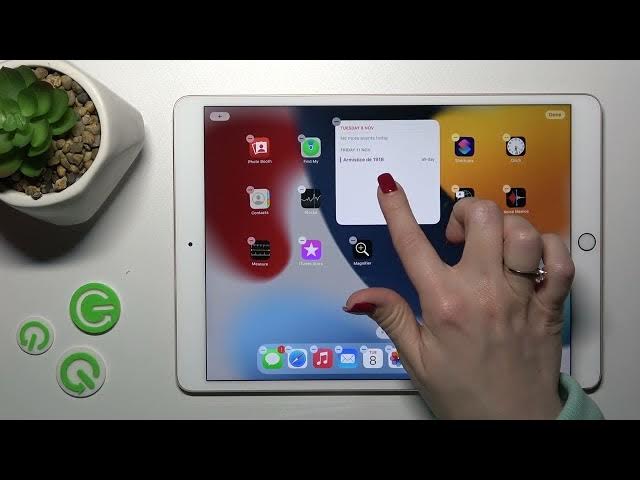 Video thumbnail for How to Add & Remove Home Screen Widgets on the iPad Pro 12.9' 2017 - Configure Stacks