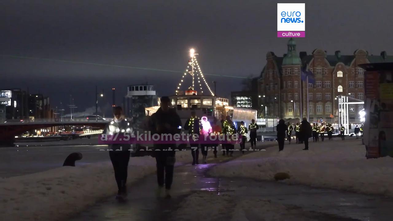 Video thumbnail for Copenhagen Light Festival: Hundreds take part in Light Run on snow