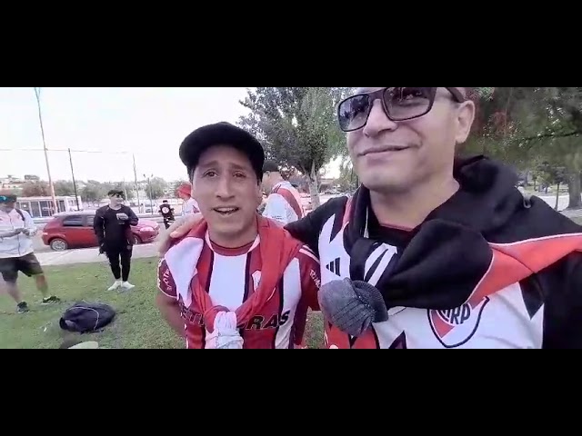 Video thumbnail for Carlos Paz: Los hinchas de River se reúnen en la plaza del Avión antes de ir al Kempes
