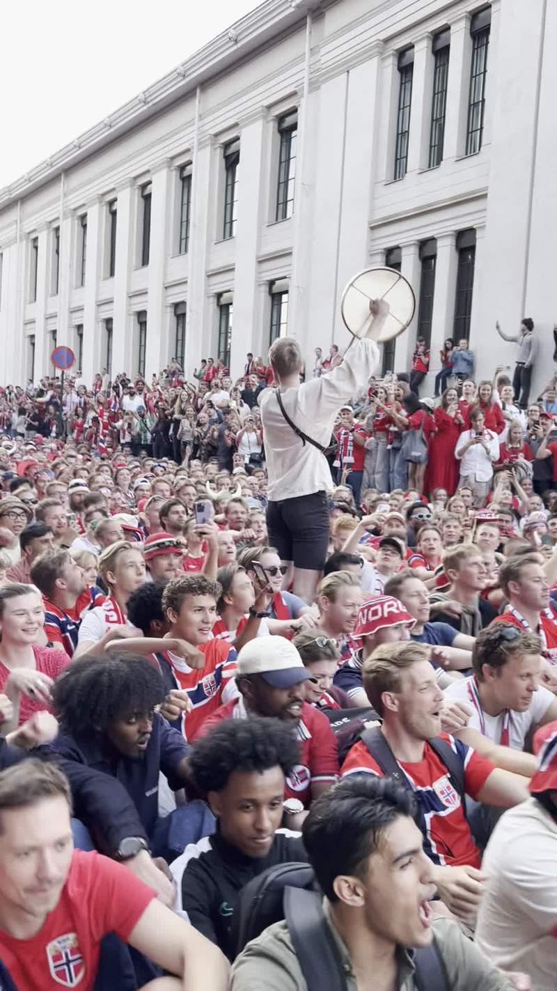 Video thumbnail for Norwegian Fans Row in Celebration on Karl Johan Street