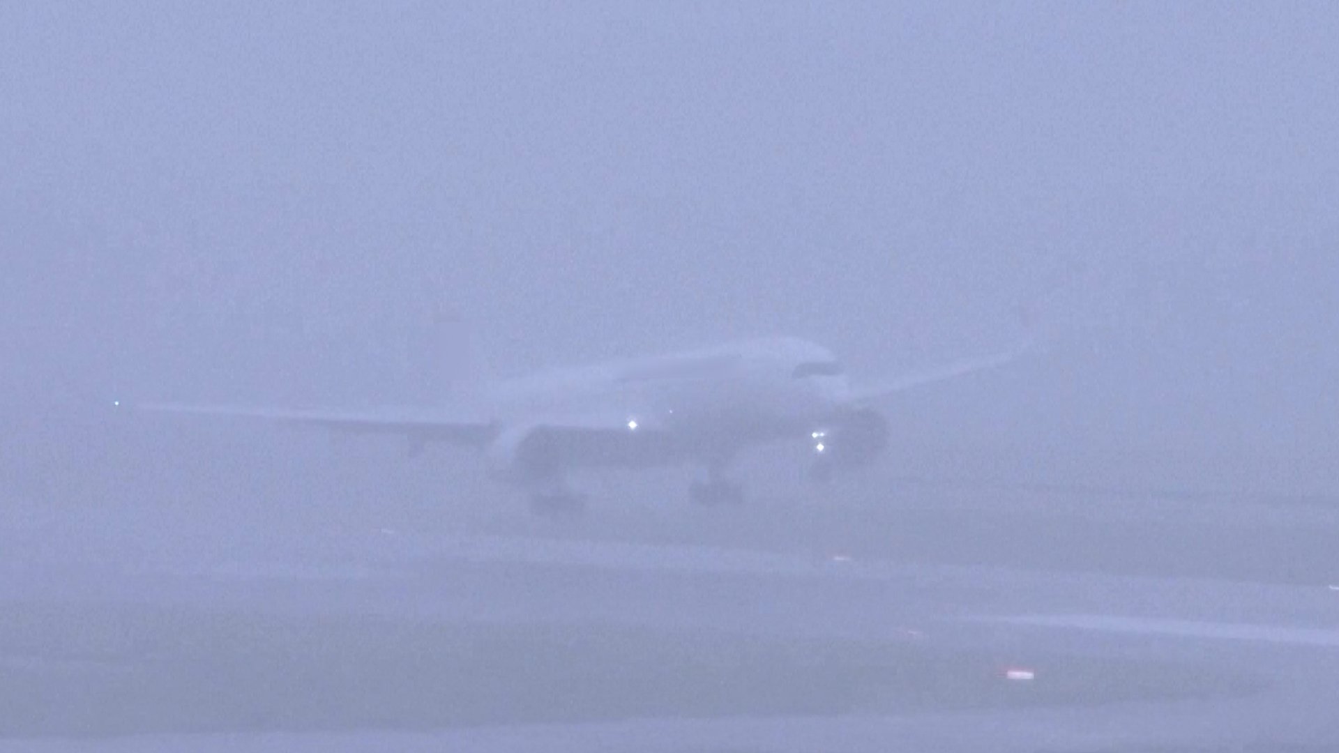 Video thumbnail for Airplane makes ‘miracle’ landing as Typhoon Dujuan hits Japan