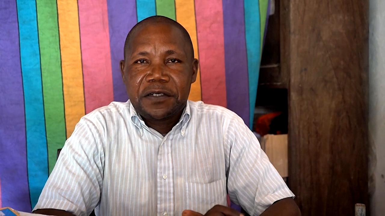 Video thumbnail for Democratic Republic of the Congo: Communication barriers put deaf community at risk amid ebola outbreak.
