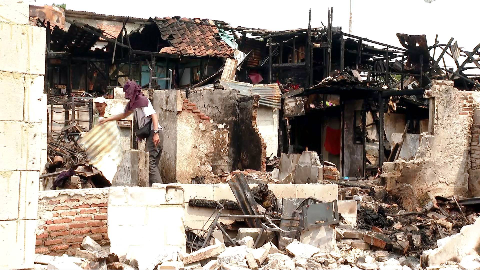 Video thumbnail for Massive blaze in Indonesia’s capital leaves hundreds of people homeless
