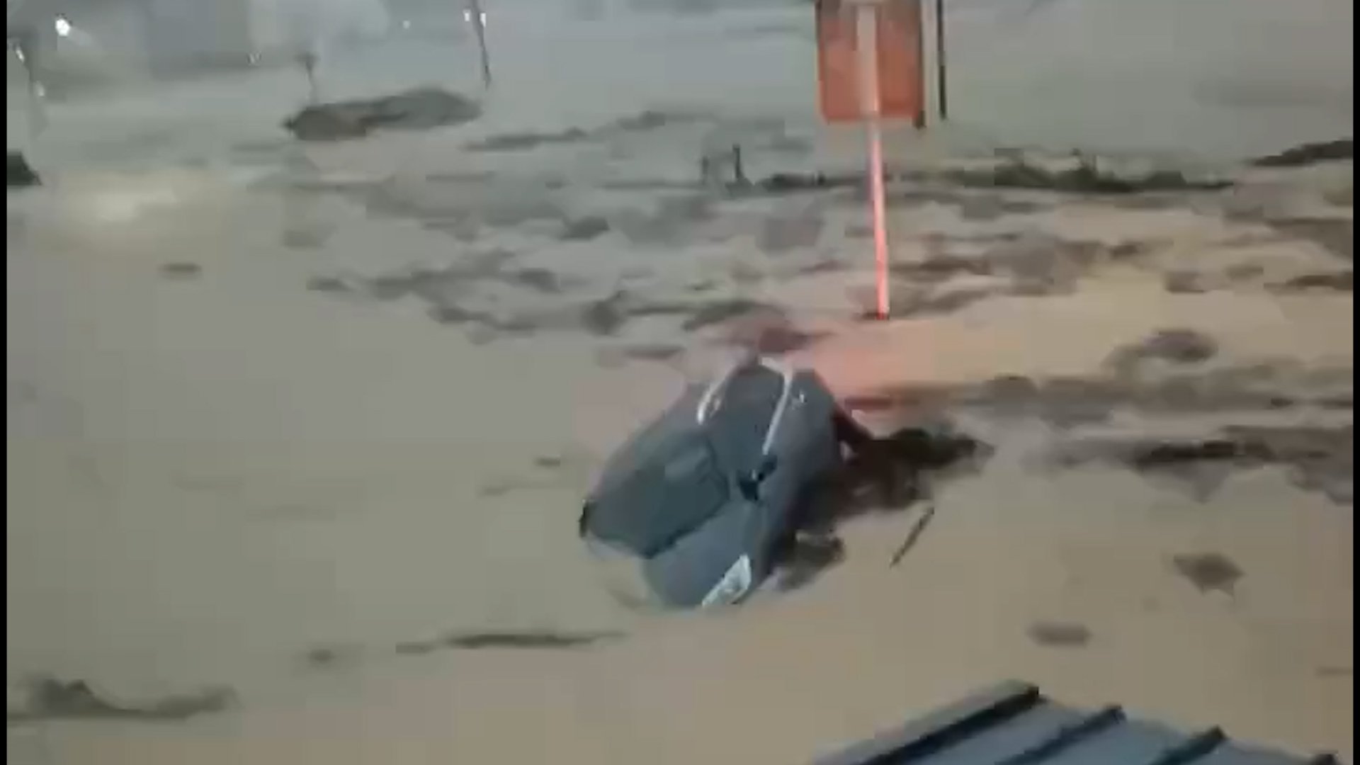 Video thumbnail for Floodwaters sweep cars away in eastern China