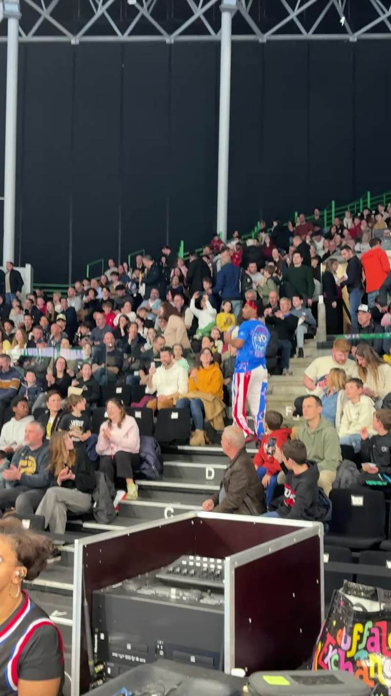 Video thumbnail for Harlem Globetrotter Nails Wild Backward Trick Shot in Nantes