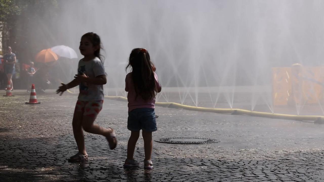 Video thumbnail for Germany: Cooling installation offers relief during Cologne heatwave.