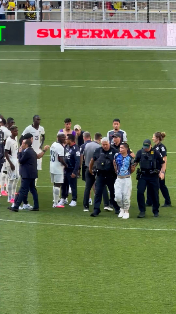 Video thumbnail for Ohio police drag away football pitch invader in pre-World Cup friendly