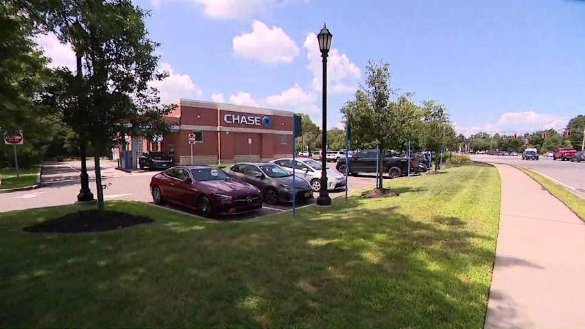 Video thumbnail for Man wanted for robbing Chase Bank in Smithtown