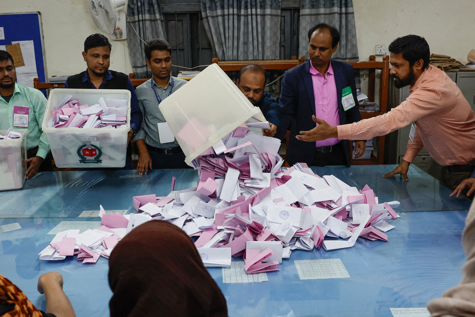 Video thumbnail for Unofficial results show BNP ahead in Bangladesh election