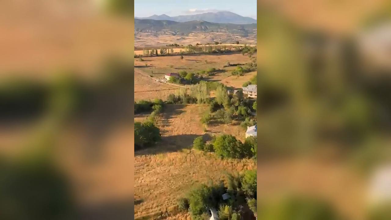 Video thumbnail for Türkiye: Turkish businessman returns to hometown by private aircraft.