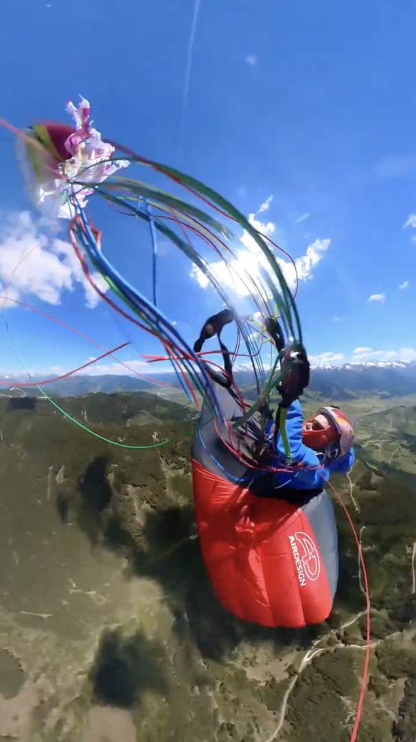 Video thumbnail for Paraglider survives mid-air collision with plane over Austria