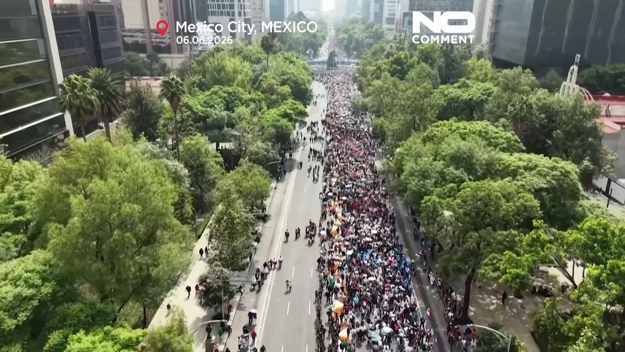 Video thumbnail for Thousands join record-breaking human wave attempt in Mexico City ahead of World Cup