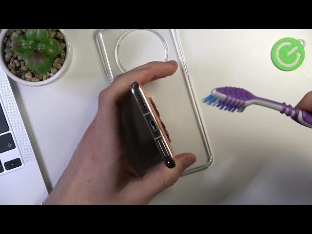 Video thumbnail for How to Clean USB Port on HUAWEI Mate 50 Pro by using Household Items - Use Toothbrush