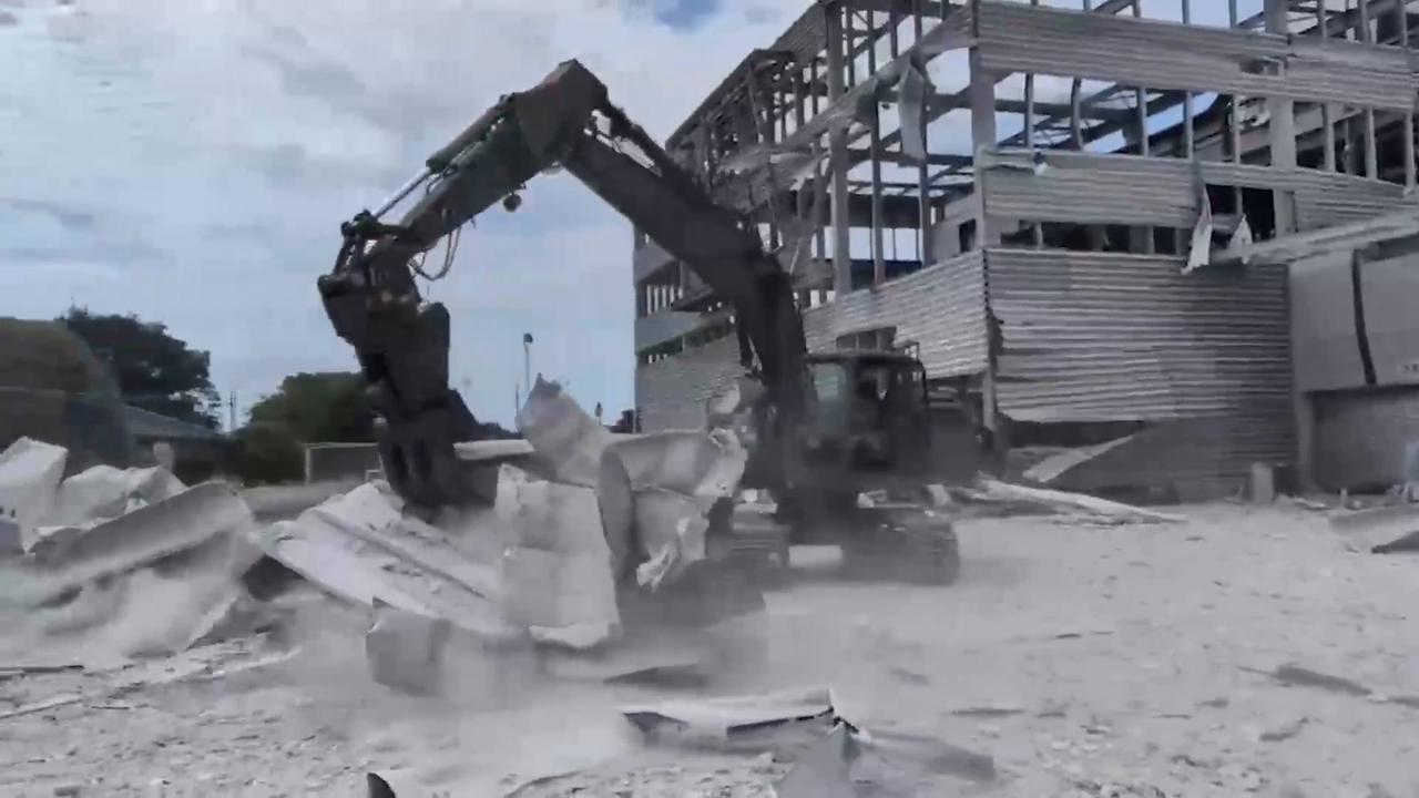 Video thumbnail for France: Japanese troops clear debris at damaged Kumamoto shopping mall after powerful quake.