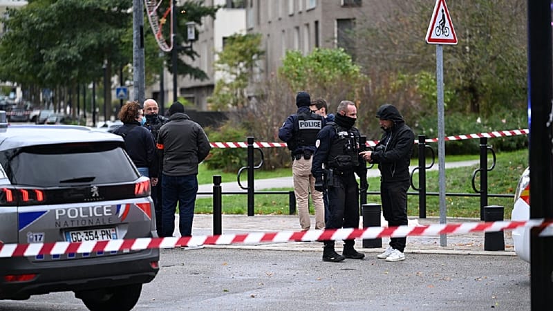 Video thumbnail for One person killed in deadly shooting in Paris suburbs