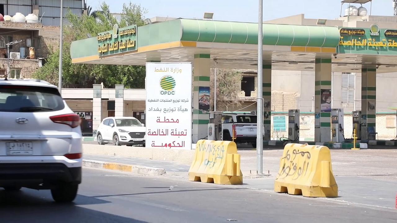 Video thumbnail for Iraq: Fuel crisis triggers long queues at gas stations in Baghdad.