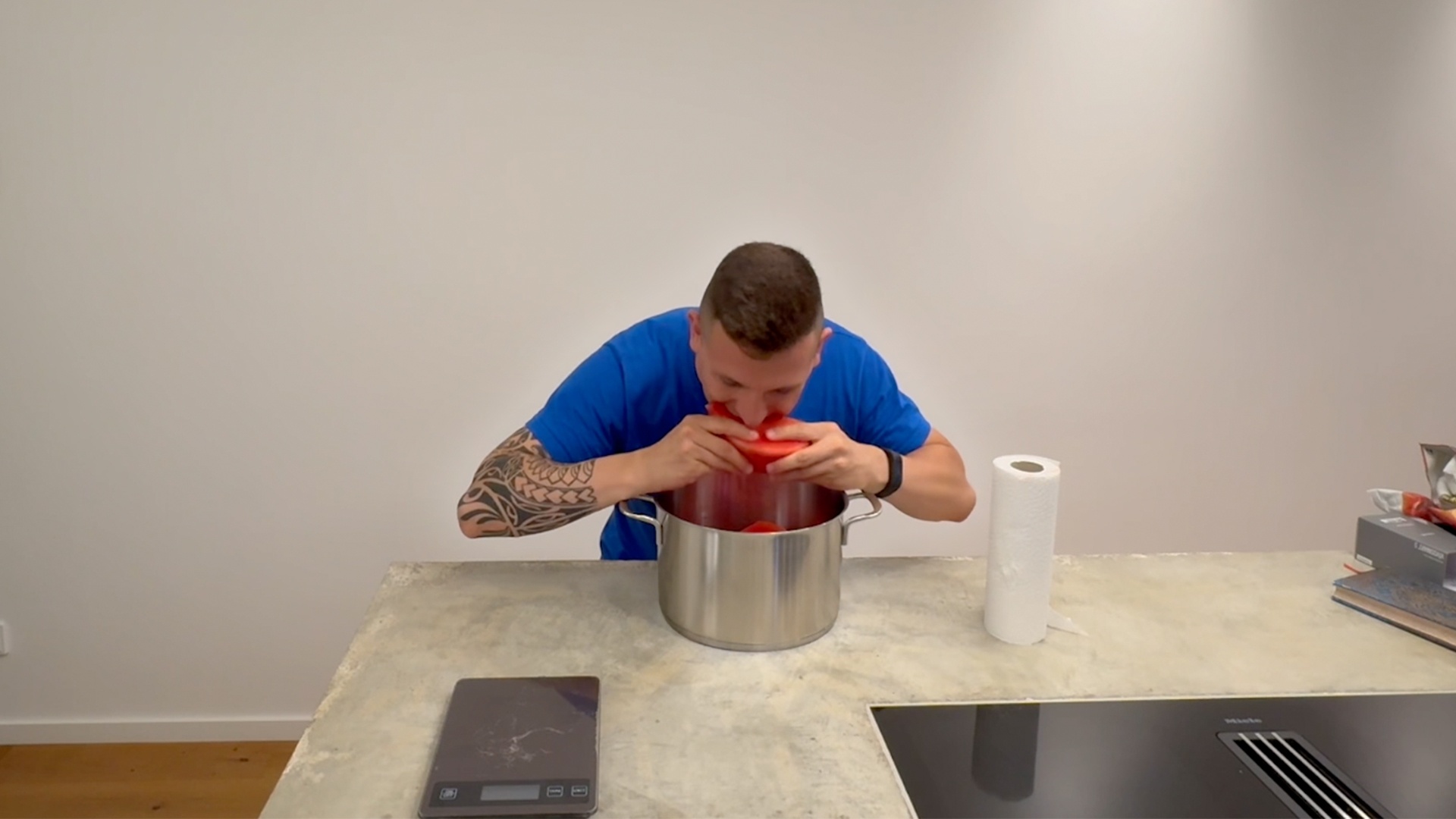 Video thumbnail for Most watermelon eaten in one minute - 1,405 grams by Andre Ortolf