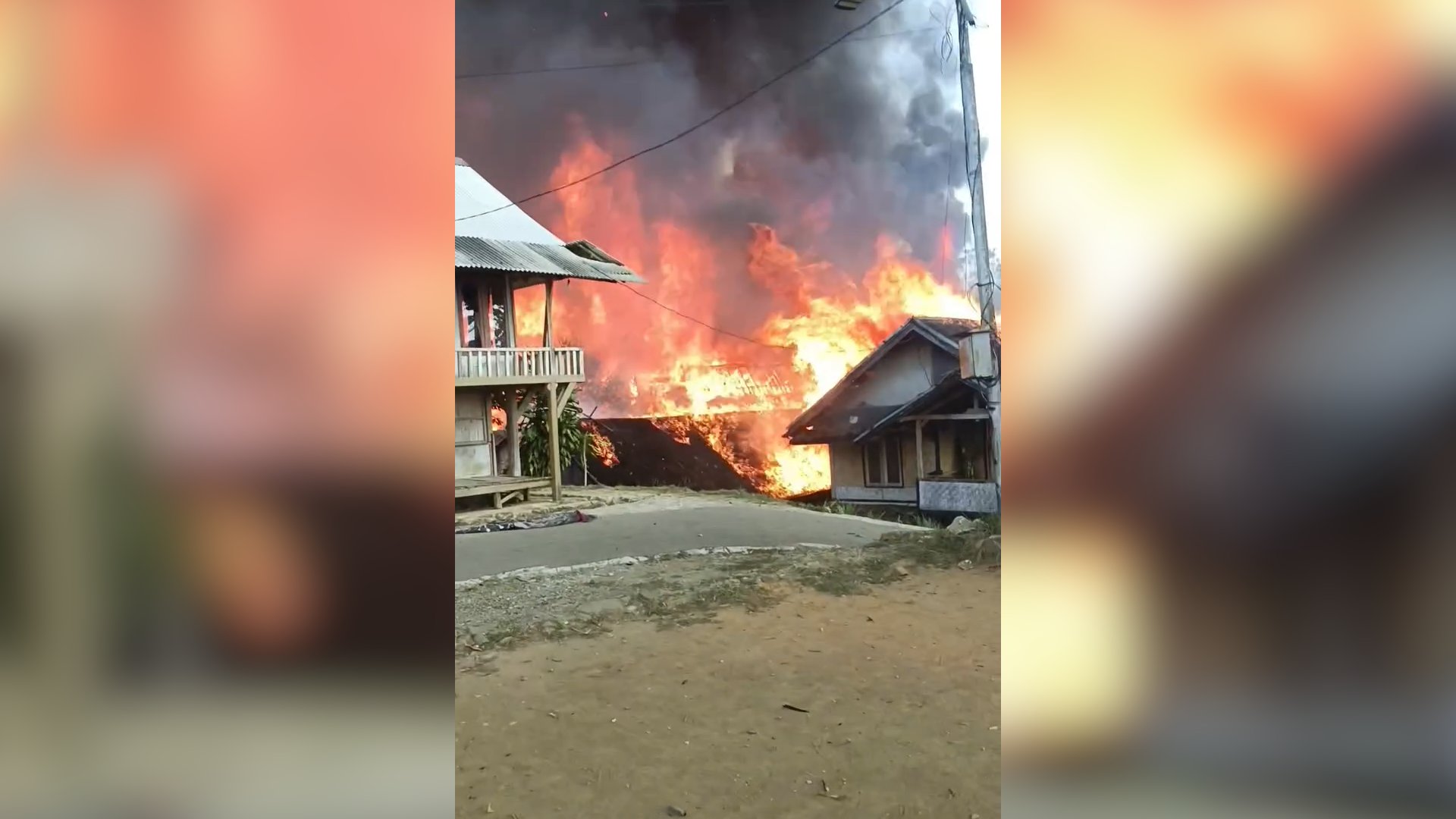 Video thumbnail for Fire tears through Indonesian village in West Java, leaving hundreds homeless
